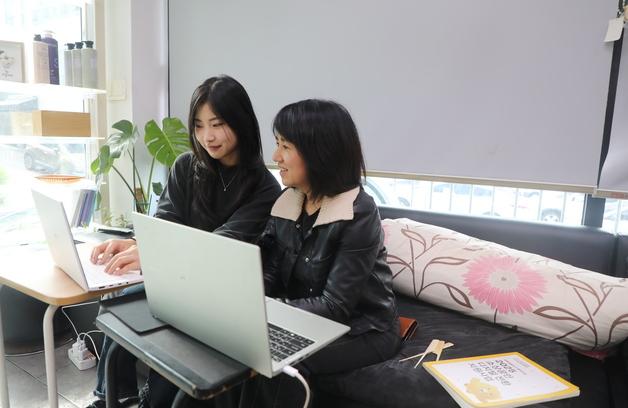 20대 간호학도와 50대 가위손의 세대 뛰어넘은 디지털 협업기