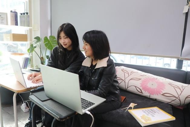 20대 간호학도와 50대 가위손의 세대 뛰어넘은 디지털 협업기