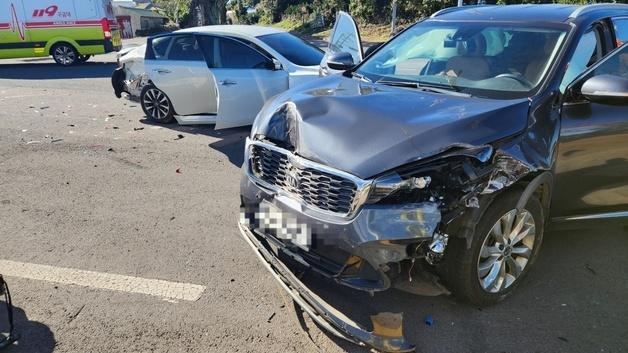 제주서 차량 3대 연쇄 충돌…2명 병원 이송