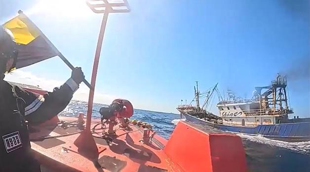 불법 조업 중국어선 나포…우리 측 EEZ서 자동식별장치 꺼