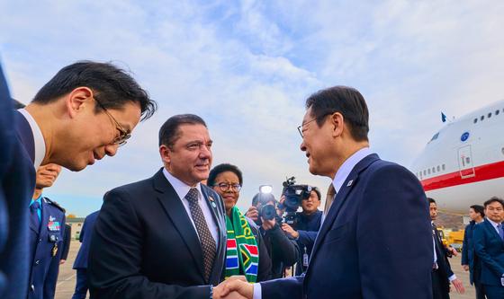 환송객들과 인사하는 이재명 대통령