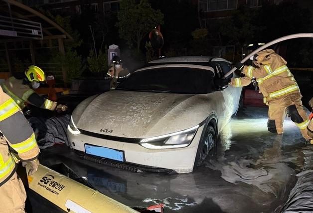 아파트 지하주차장서 전기차 충전 중 화재…주민 한밤 대피 소동