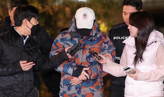 압송되는 '도이치 주가조작' 공범, 묵묵부답