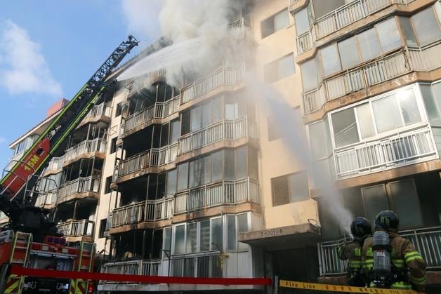 '재건축 아파트에 치솟은 화염'…제주소방서 대규모 실화재 훈련