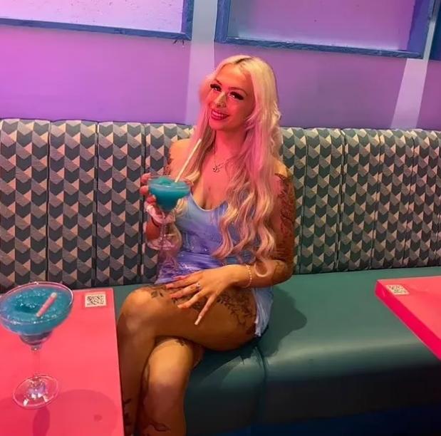 외모로 주목받던 23세 女교도관, 수감자들과 수차례 성관계에 영국 '충격'