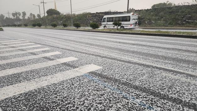 "하늘에서 얼음덩어리 후드득'…제주 북부·동부 싸락우박 쏟아져