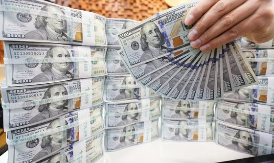 원·달러 환율 고공행진에 달러 예금 '뭉칫돈'