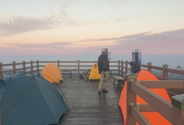 제주 오름 훼손한 '노답' 캠핑족…네티즌 "중국인만 욕할 게 아냐" 