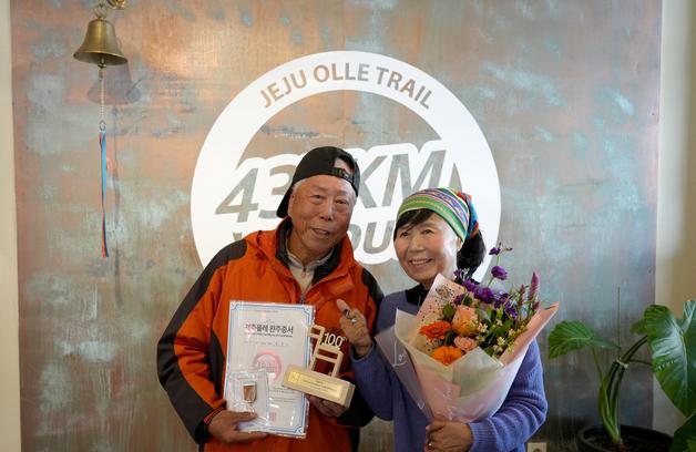 "암 3번 이겨내고 지구 한바퀴"…올레길 100회 완주' 80세 한창수씨