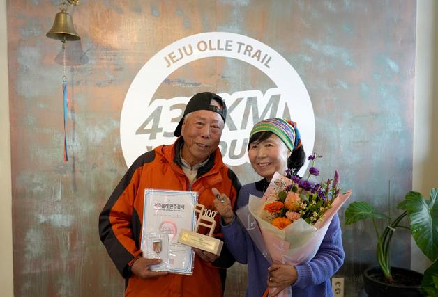 "암 3번 이겨내고 지구 한바퀴"…올레길 100회 완주' 80세 한창수씨