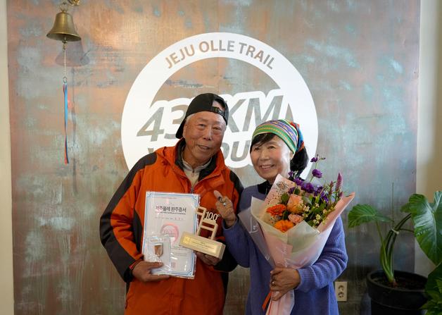 "암 3번 이겨내고 지구 한바퀴"…올레길 100회 완주' 80세 한창수씨