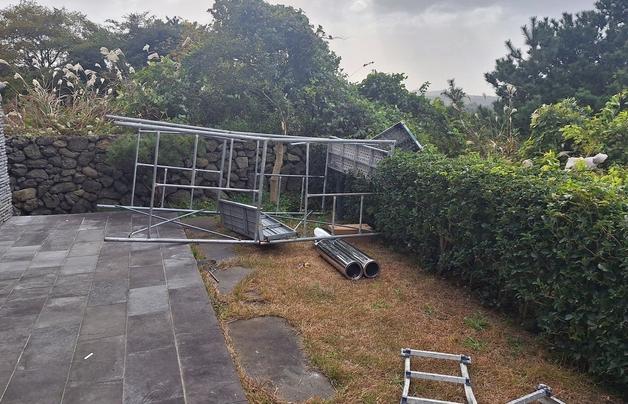 제주서 강한 바람에 작업자 3명 추락 부상…고산 초속 26.7m 강풍