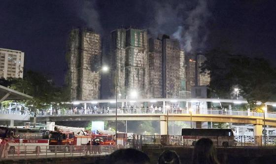 홍콩 아파트 화재 참사…사망자 83명으로 늘어