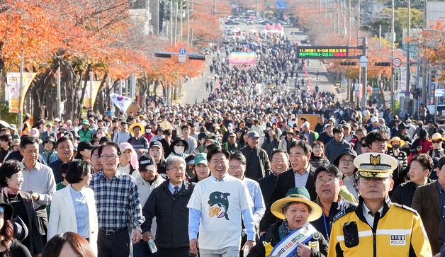 오름·원도심·차 없는 거리 거닐며 힐링…막바지 가을 제주 만끽
