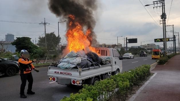 도로 달리던 트럭 적재함서 불…60대 운전자 다리 화상