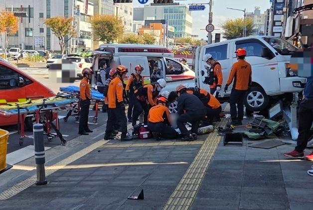 제주서 1톤 트럭에 오토바이·보행자 깔려…2명 중상