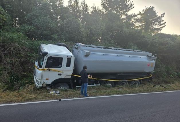 제주서 이동탱크저장소 전도…40대 운전자 다리 밑에서 숨진채 발견