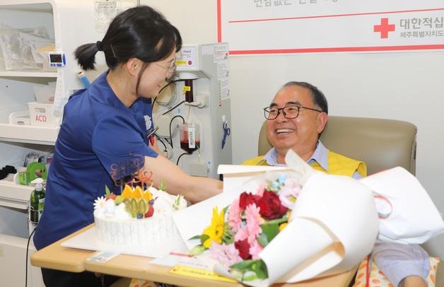'800회' 헌혈왕 "1초의 따끔함이 생명 구한다"