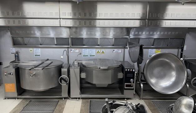 '로봇이 튀기고 볶고'…전국 최초 제주 학교 급식실 조리로봇 운영