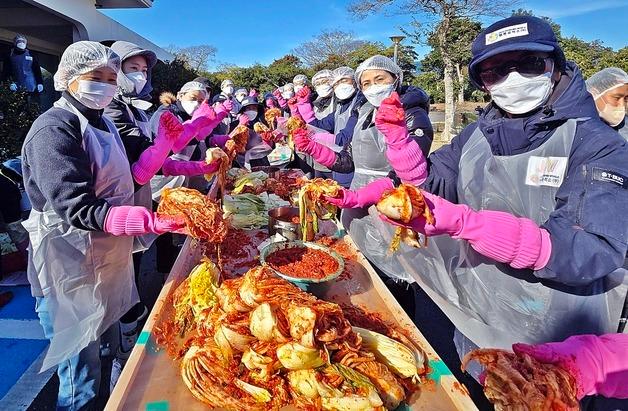 제주신화월드 행복공작소, 취약계층에 김장김치 나눔