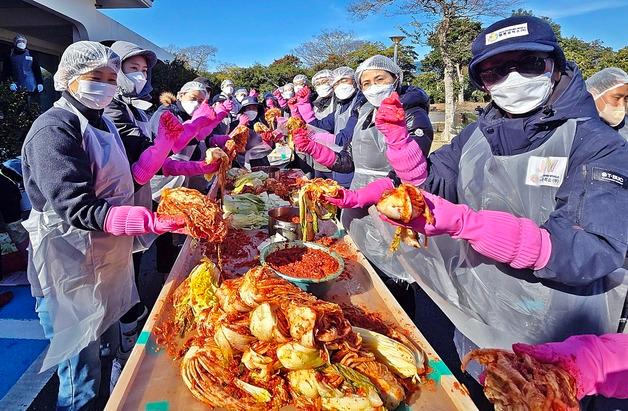 제주신화월드 행복공작소, 취약계층에 김장김치 나눔