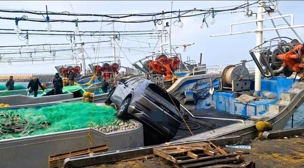 제주서 어선 위로 전기차 돌진…70대 운전자 "급발진" 주장