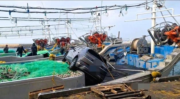 제주서 어선 위로 전기차 돌진…70대 운전자 "급발진" 주장