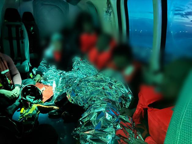 제주 남쪽 해상서 외국 상선 선원 5명 바다 추락…해경, 전원 구조 (종합)