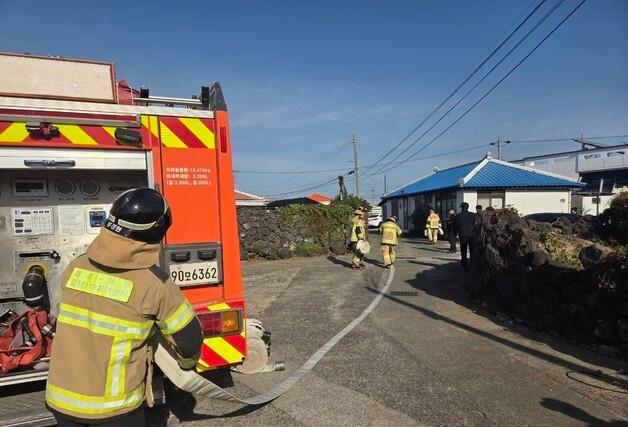 '좁은 제주도 마을 안길에 불이 나면?'…간이 연결송수관 설치