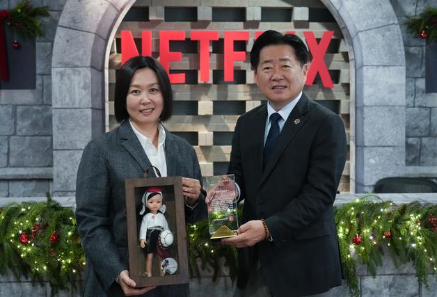 제주도, 넷플릭스 아시아태평양 VP에 명예도민증 수여