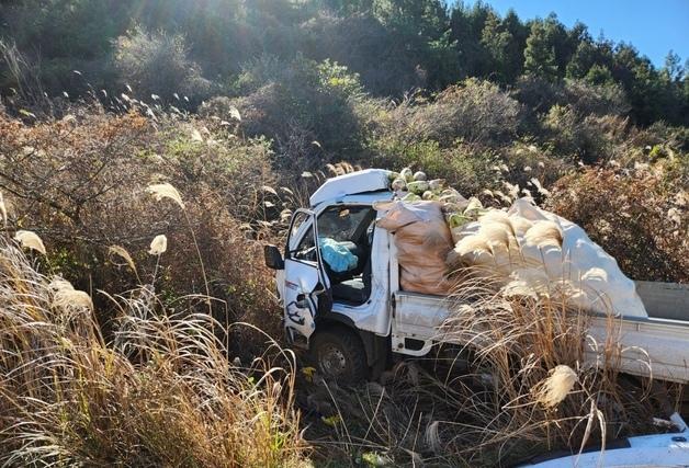 제주 백약이오름 인근서 트럭·택시 충돌…4명 병원 이송