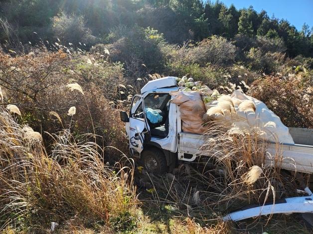 제주 백약이오름 인근서 트럭·택시 충돌…4명 병원 이송