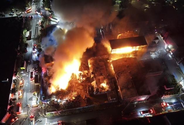 제주 토평공업단지 야적장 화재 10시간째…건물 4개동 소실