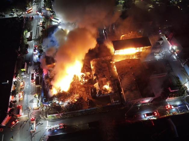 제주 토평공업단지 야적장 화재 10시간째…건물 4개동 소실