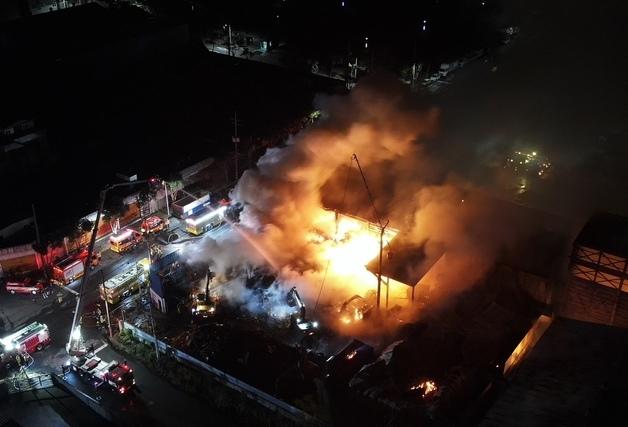 제주 토평공업단지 폐목재 처리업체 화재…작년 7월에도 큰 불