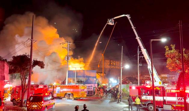 제주 토평공업단지 야적장 12시간째 진화…"건물에도 폐목재 쌓여"