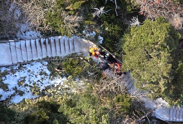 한라산 빙판길에 넘어진 50대, 소방헬기로 구조