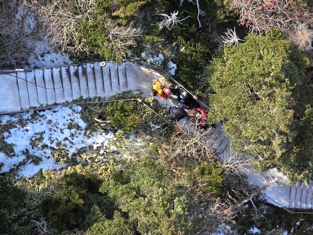 한라산 빙판길에 넘어진 50대, 소방헬기로 구조