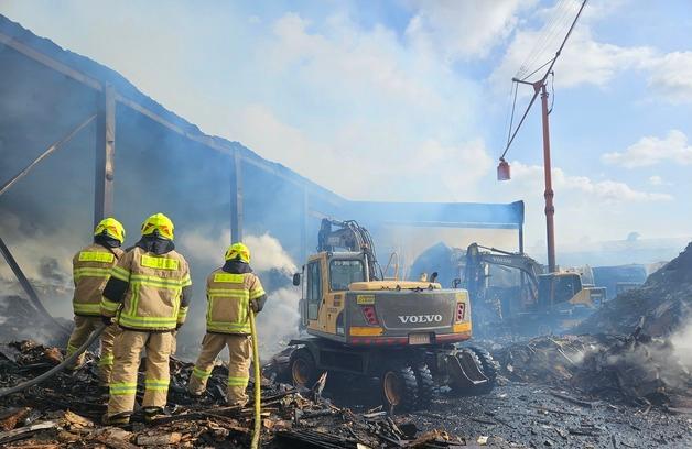 제주 토평공업단지 폐목재 처리업체 화재 20시간 사투 끝에 초진
