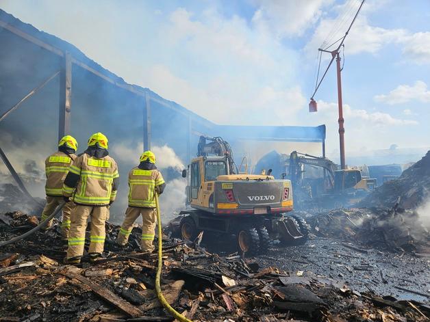 제주 토평공업단지 폐목재 처리업체 화재 20시간 사투 끝에 초진