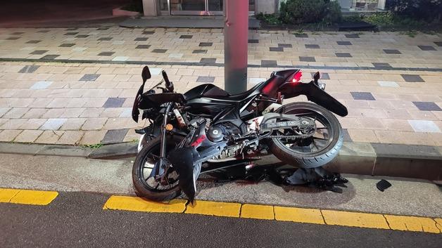 제주서 오토바이 타던 10대 2명, 테슬라와 충돌 후 병원 이송