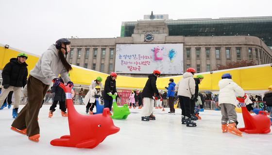 주말 맞아 스케이트 타는 시민들