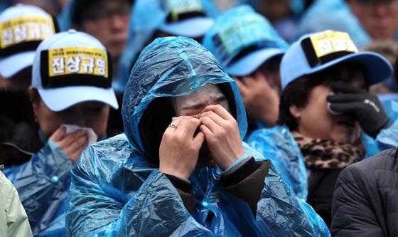 울음 참지 못한 여객기 참사 유가족