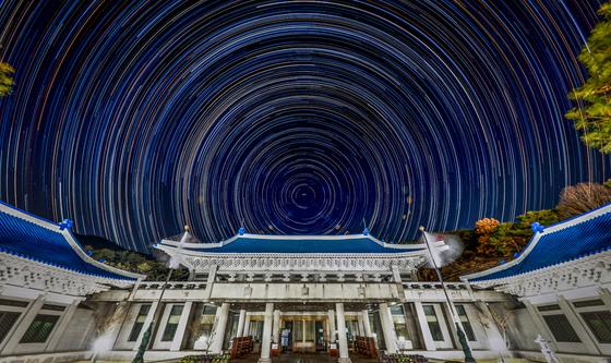 '다시 청와대 시대로' 빛나는 청와대