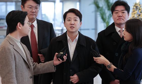 특검 출석하며 입장 밝히는 이준석 대표