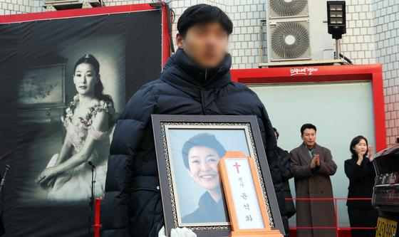 평생을 무대에 바친 윤석화, 연극의 품으로 돌아가다