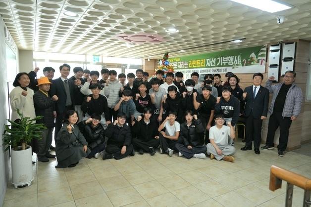 "전교생이 산타"…제주중앙중에 '2m 라면트리' 등장