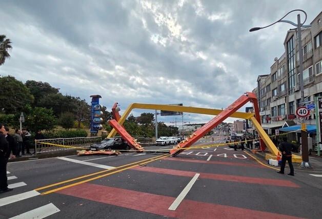 제주서 윙바디 트럭 적재함 덮개, 아케이드와 충돌사고