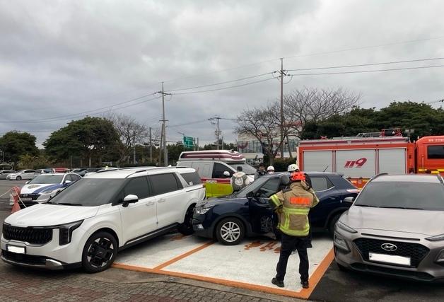 제주 도서관서 승용차 차량 2대 '쾅쾅'…60대 운전자 급발진 주장