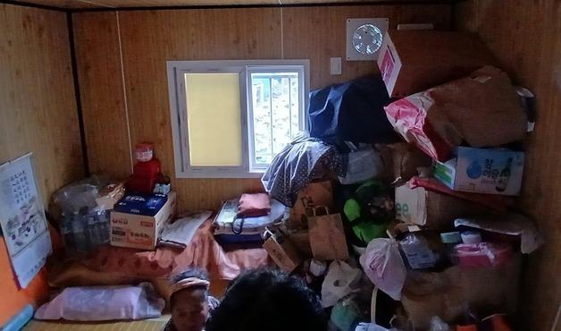 컨테이너서 자고 용천수로 씻고 편의점서 끼니…60대 여성의 3년